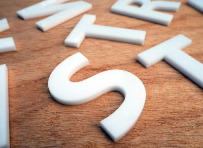 Gelaserte Buchstaben aus Plexiglas, Acrylglas weiss, opal