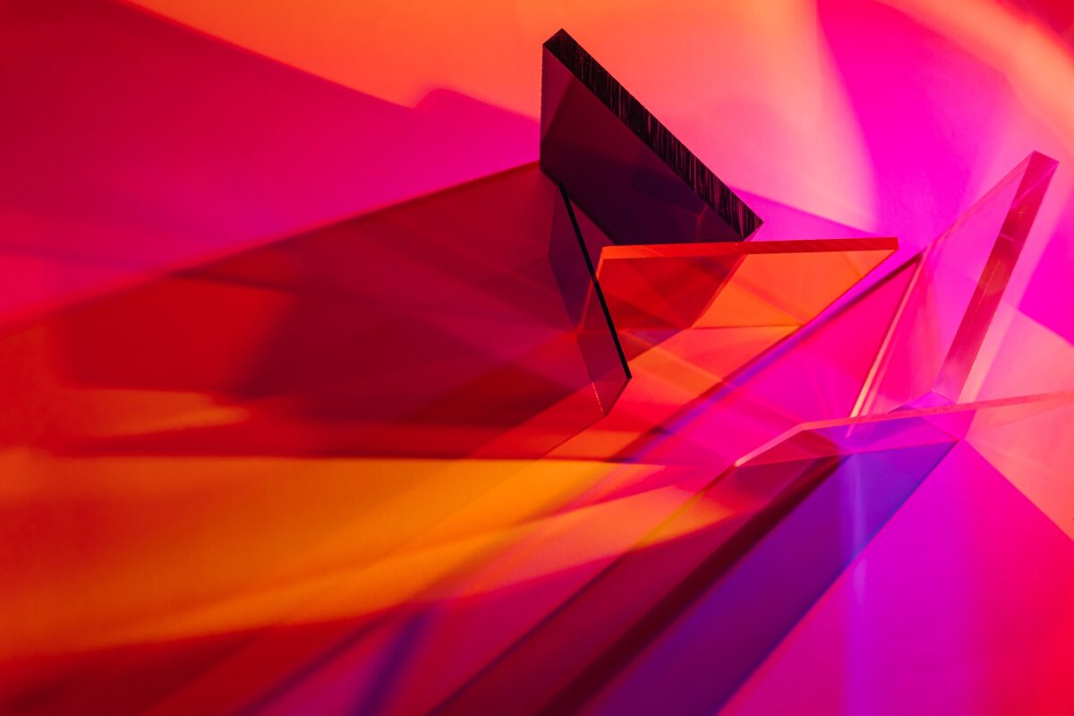 Kunst mit Lichtbrechung durch Plexiglas, Acrylglas, farbige Zuschnitte
