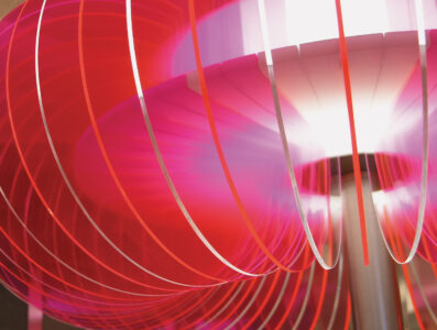 Lampe mit gelaserten Rondellen, Kreisen, Scheiben aus farbigem Acrylglas