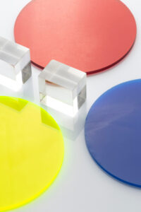 Szenerie, Fotografie mit farbigen Acrylglas-Rondellen und transparenten Plexiglas-Blöcken